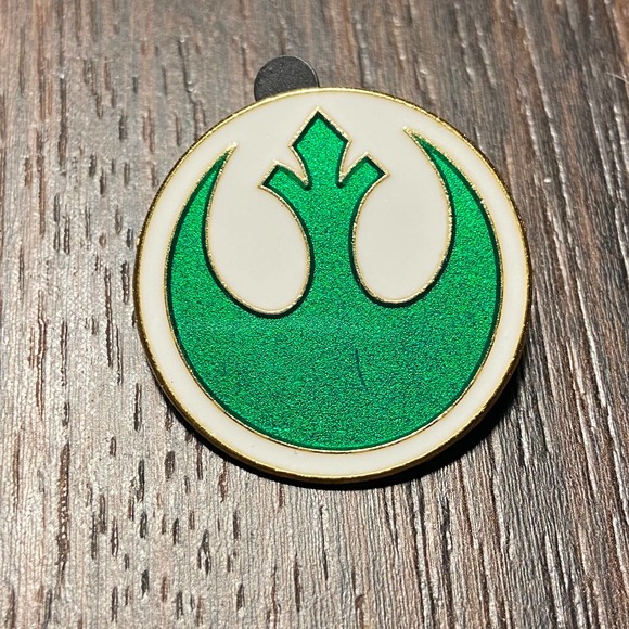 Disney Park Star Wars Green Rebel Alliance Emblem 2015 gold Circle Trading pin - Picture 1 of 4